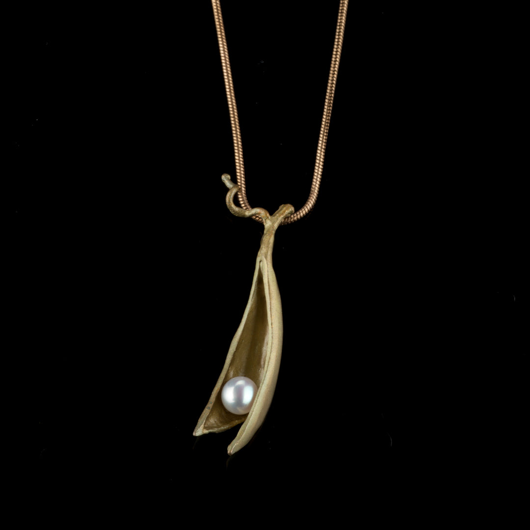 Image of the Michael Michaud Pea Pod Pendant - 1 Pearl on a black background